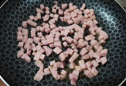 Фото шага рецепта Скрэмбл с ветчиной и помидорами 189330 шаг 5  