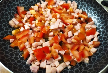 Фото шага рецепта Скрэмбл с ветчиной и помидорами 189330 шаг 6  