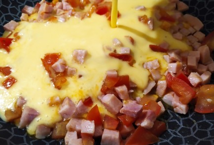 Фото шага рецепта Скрэмбл с ветчиной и помидорами 189330 шаг 7  