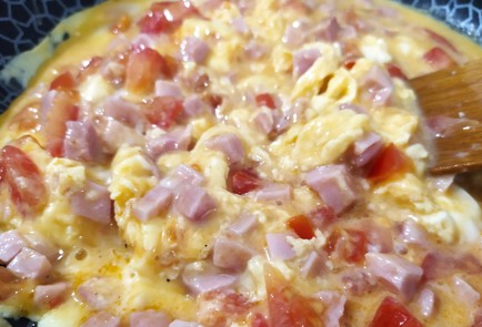 Фото шага рецепта Скрэмбл с ветчиной и помидорами 189330 шаг 8  