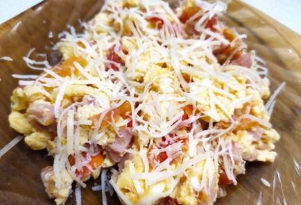 Фото шага рецепта Скрэмбл с ветчиной и помидорами 189330 шаг 9  