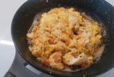 Фото шага рецепта Скрэмбл со шкварками 186568 шаг 10  