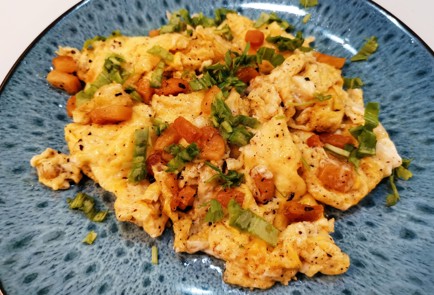 Фото шага рецепта Скрэмбл со шкварками 186568 шаг 12  