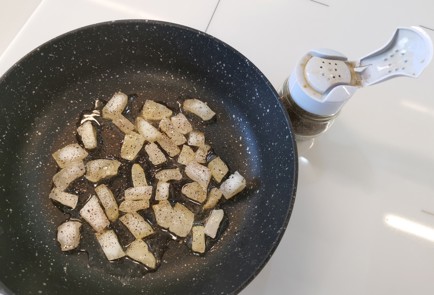 Фото шага рецепта Скрэмбл со шкварками 186568 шаг 2  