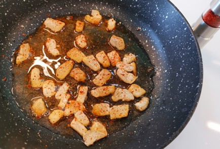 Фото шага рецепта Скрэмбл со шкварками 186568 шаг 3  