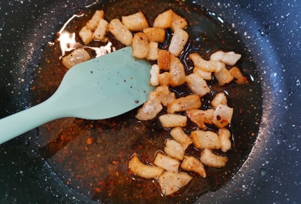 Фото шага рецепта Скрэмбл со шкварками 186568 шаг 4  