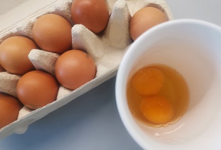 Фото шага рецепта Скрэмбл со шкварками 186568 шаг 5  