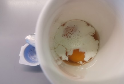 Фото шага рецепта Скрэмбл со шкварками 186568 шаг 6  