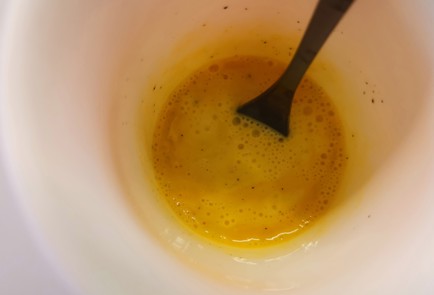 Фото шага рецепта Скрэмбл со шкварками 186568 шаг 8  