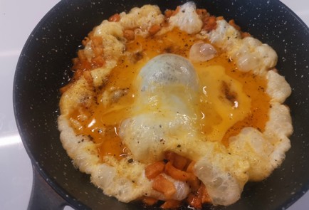 Фото шага рецепта Скрэмбл со шкварками 186568 шаг 9  