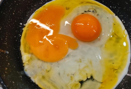 Фото шага рецепта Скрэмбл со свекольным соком 152870 шаг 2  