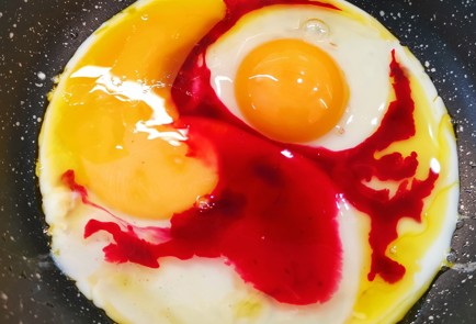 Фото шага рецепта Скрэмбл со свекольным соком 152870 шаг 3  