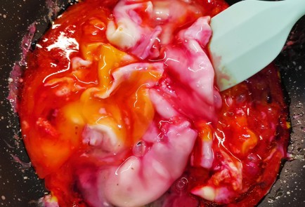 Фото шага рецепта Скрэмбл со свекольным соком 152870 шаг 4  