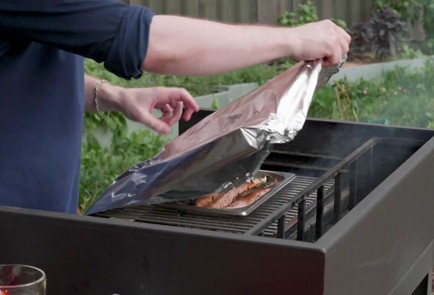 Фото шага рецепта Скумбрия на мангале с кабачками и лисичками 174462 шаг 12  