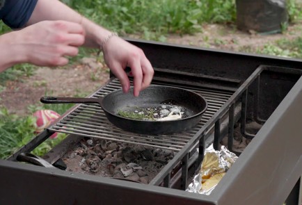 Фото шага рецепта Скумбрия на мангале с кабачками и лисичками 174462 шаг 14  