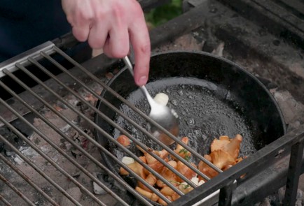 Фото шага рецепта Скумбрия на мангале с кабачками и лисичками 174462 шаг 15  