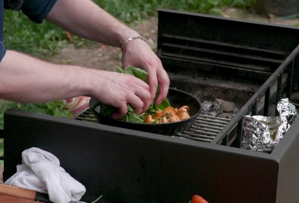 Фото шага рецепта Скумбрия на мангале с кабачками и лисичками 174462 шаг 16  
