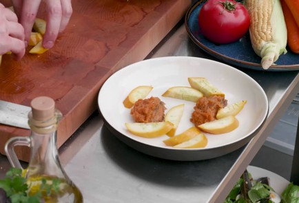 Фото шага рецепта Скумбрия на мангале с кабачками и лисичками 174462 шаг 17  