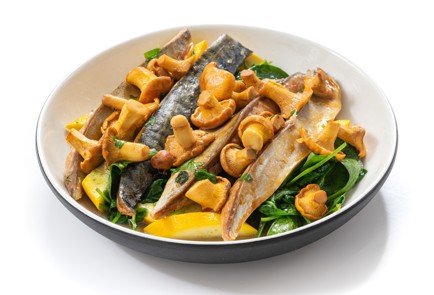 Фото шага рецепта Скумбрия на мангале с кабачками и лисичками 174462 шаг 19  