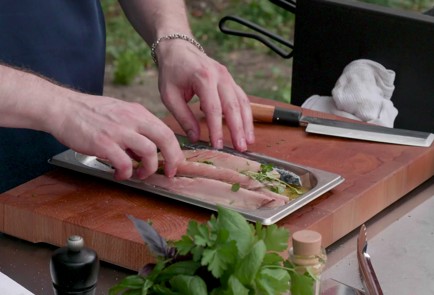 Фото шага рецепта Скумбрия на мангале с кабачками и лисичками 174462 шаг 4  