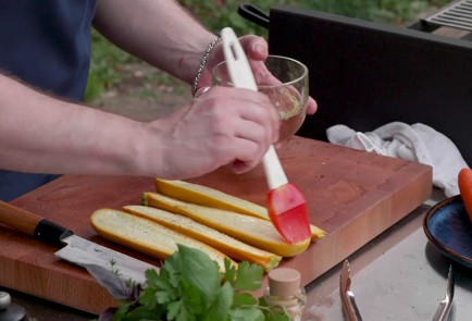 Фото шага рецепта Скумбрия на мангале с кабачками и лисичками 174462 шаг 6  