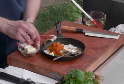 Фото шага рецепта Скумбрия на мангале с кабачками и лисичками 174462 шаг 8  