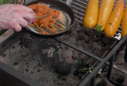 Фото шага рецепта Скумбрия на мангале с кабачками и лисичками 174462 шаг 9  