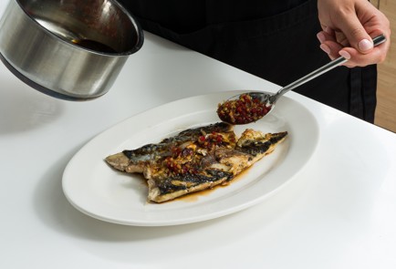 Фото шага рецепта Скумбрия на мангале с соевым соусом 152628 шаг 13  