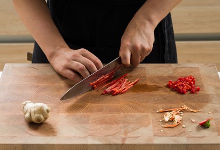 Фото шага рецепта Скумбрия на мангале с соевым соусом 152628 шаг 2  