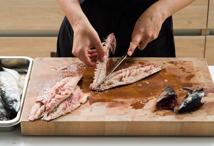 Фото шага рецепта Скумбрия на мангале с томатным чимичурри 152629 шаг 1  