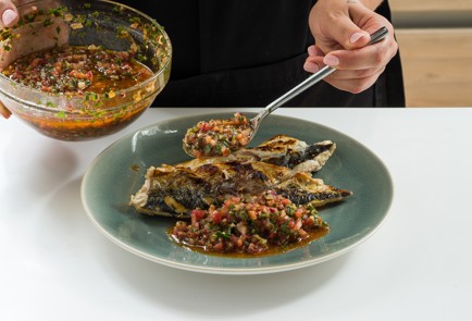 Фото шага рецепта Скумбрия на мангале с томатным чимичурри 152629 шаг 13  