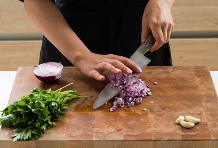 Фото шага рецепта Скумбрия на мангале с томатным чимичурри 152629 шаг 9  