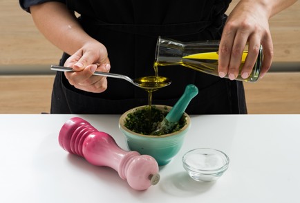 Фото шага рецепта Скумбрия на мангале с зеленым соусом 152630 шаг 12  