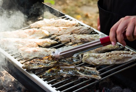 Фото шага рецепта Скумбрия на мангале с зеленым соусом 152630 шаг 13  