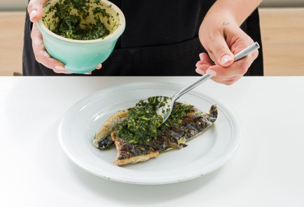 Фото шага рецепта Скумбрия на мангале с зеленым соусом 152630 шаг 15  