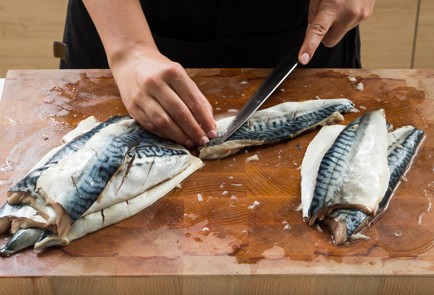 Фото шага рецепта Скумбрия на мангале с зеленым соусом 152630 шаг 3  