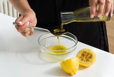 Фото шага рецепта Скумбрия на мангале с зеленым соусом 152630 шаг 4  