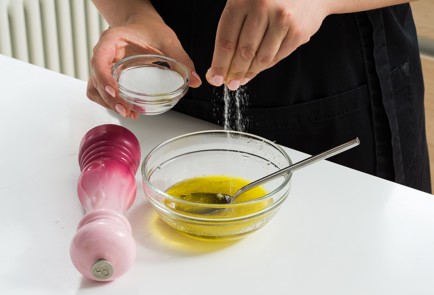 Фото шага рецепта Скумбрия на мангале с зеленым соусом 152630 шаг 6  