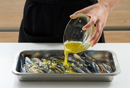 Фото шага рецепта Скумбрия на мангале с зеленым соусом 152630 шаг 7  