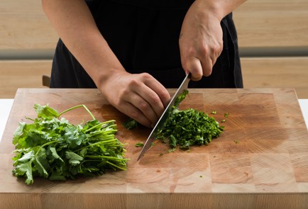 Фото шага рецепта Скумбрия на мангале с зеленым соусом 152630 шаг 8  