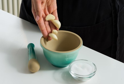 Фото шага рецепта Скумбрия на мангале с зеленым соусом 152630 шаг 9  