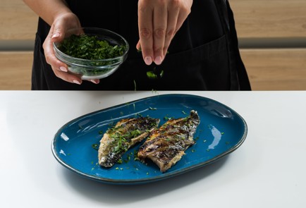 Фото шага рецепта Скумбрия на мангале 152627 шаг 10  