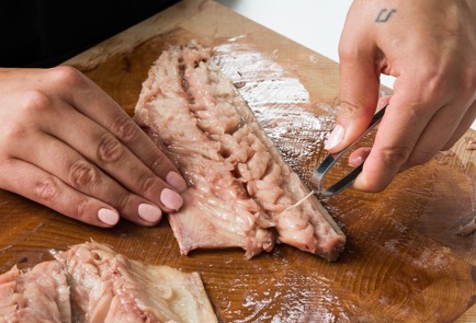 Фото шага рецепта Скумбрия на мангале 152627 шаг 2  