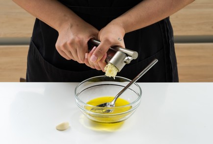 Фото шага рецепта Скумбрия на мангале 152627 шаг 5  