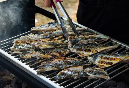 Фото шага рецепта Скумбрия на мангале 152627 шаг 9  