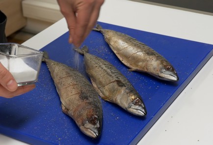 Фото шага рецепта Скумбрия в духовке 140245 шаг 3  