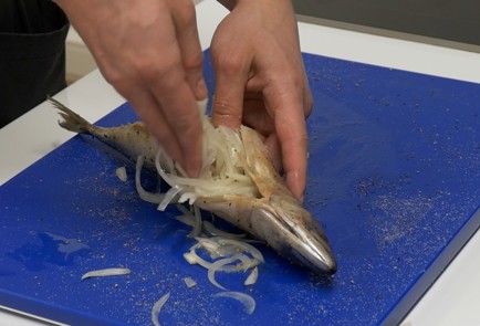 Фото шага рецепта Скумбрия в духовке 140245 шаг 4  