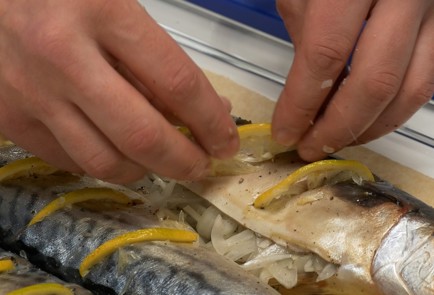 Фото шага рецепта Скумбрия в духовке 140245 шаг 6  