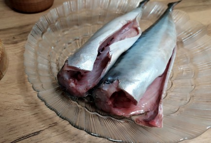 Фото шага рецепта Скумбрия запеченная с овощами 188695 шаг 2