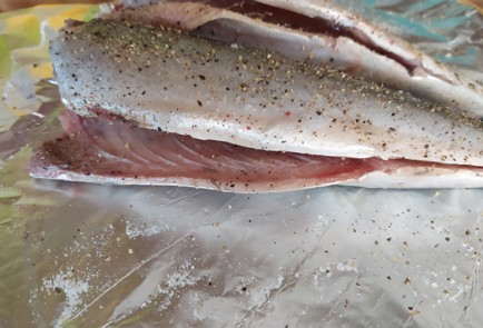 Фото шага рецепта Скумбрия запеченная с овощами 188695 шаг 7